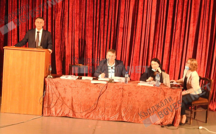 Вдигнаха заплатата на кмета и селските първенци, скачат и възнагражденията на съветниците