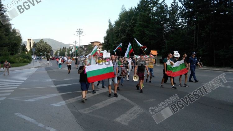 Протестиращи викаха "Смолян излез!" и шестваха по булевард "България"