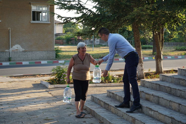 Дариха трапезна вода на жителите на община Димитровград, засегнати от безводието