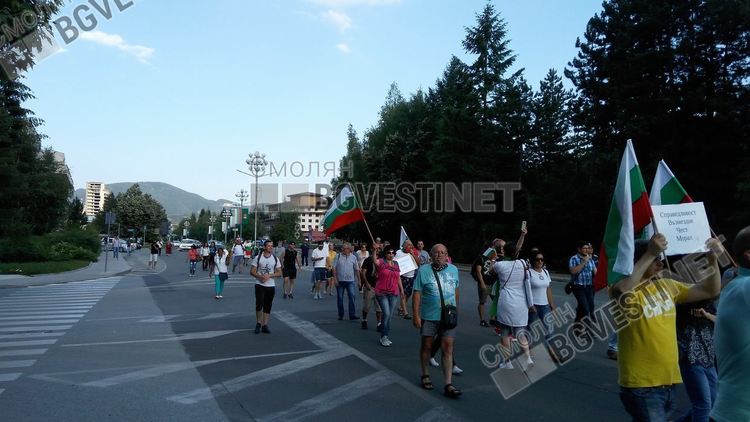 Протестиращи викаха "Смолян излез!" и шестваха по булевард "България"
