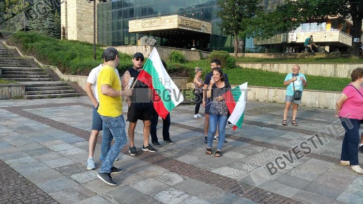 Протестиращи викаха "Смолян излез!" и шестваха по булевард "България"