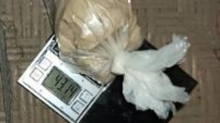 Майка носи хероин в ареста на сина си, затворник с пликче дрога в корема