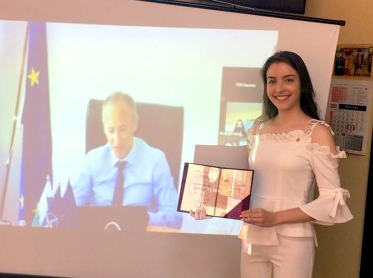 Василена Паричкова от Смолян е пълен отличник и бъдещ архитект, тя е лауреат на отличието "Национална диплома"