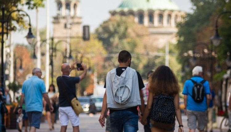 Желание за промяна и страх от коронавируса, неохота за предсрочни избори и строги мерки