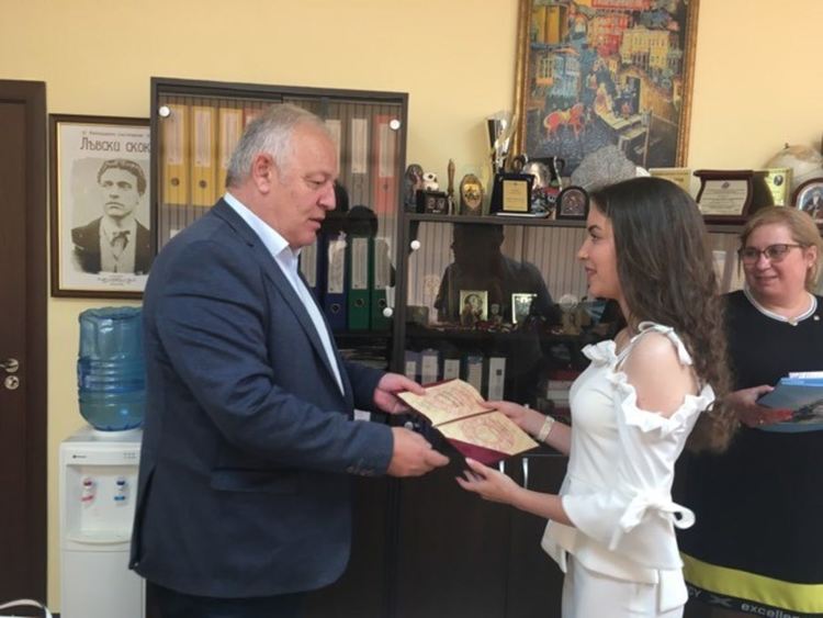 Василена Паричкова от Смолян е пълен отличник и бъдещ архитект, тя е лауреат на отличието "Национална диплома"