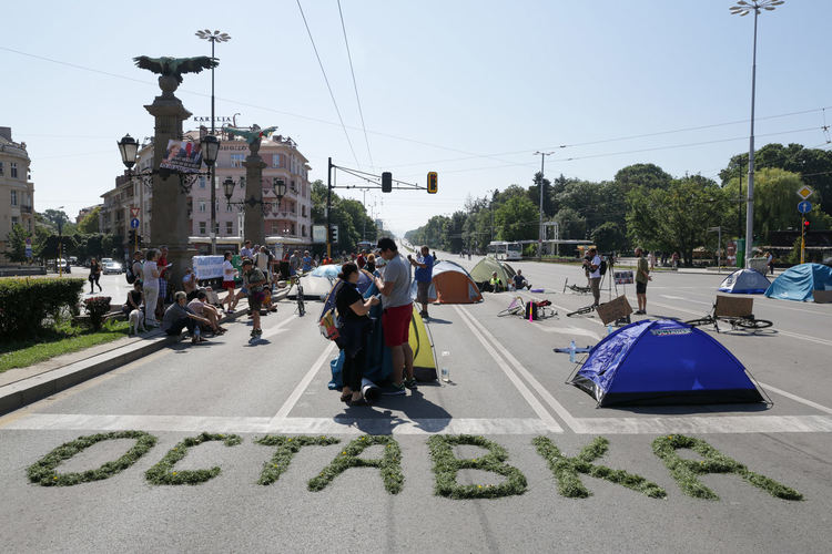 Затруднено е движението на много места в столицата