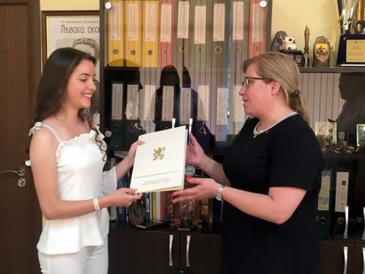 Василена Паричкова от Смолян е пълен отличник и бъдещ архитект, тя е лауреат на отличието "Национална диплома"