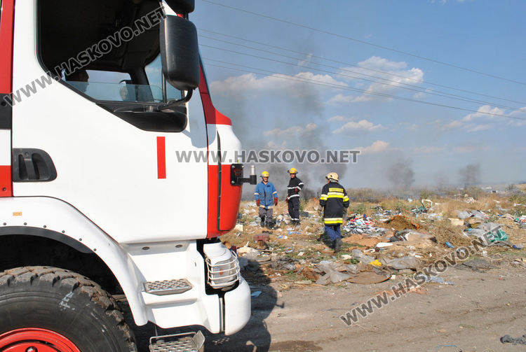 Пожар в незаконно сметище и сухи треви край „Република“ (видео)