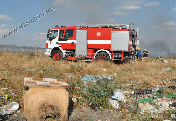 Пожар в незаконно сметище и сухи треви край „Република“ (видео)