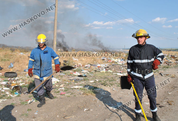 Пожар в незаконно сметище и сухи треви край „Република“ (видео)