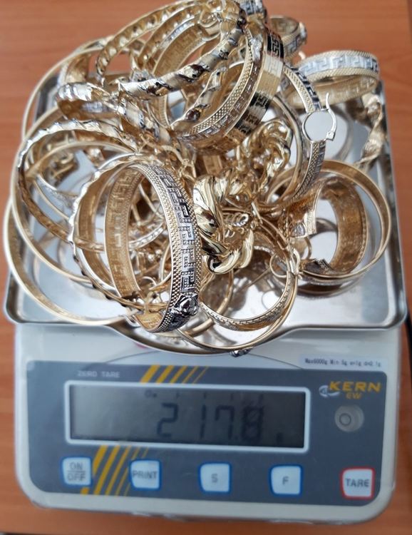 Конфискуваха над половин килограм контрабандно злато от две коли