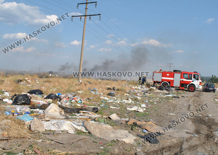 Пожар в незаконно сметище и сухи треви край „Република“ (видео)