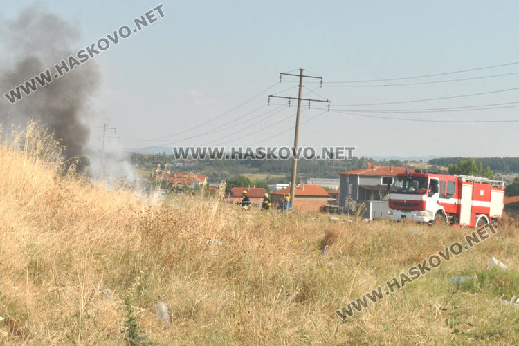 Пожар в незаконно сметище и сухи треви край „Република“ (видео)