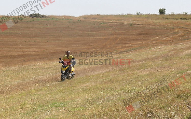 Вальо Черния връщащ се от гората с моторчето си