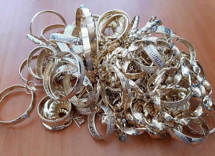 Конфискуваха над половин килограм контрабандно злато от две коли