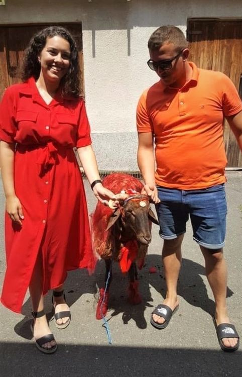 Празнично украсен коч за Гюнел от кандидат-зетят Денис