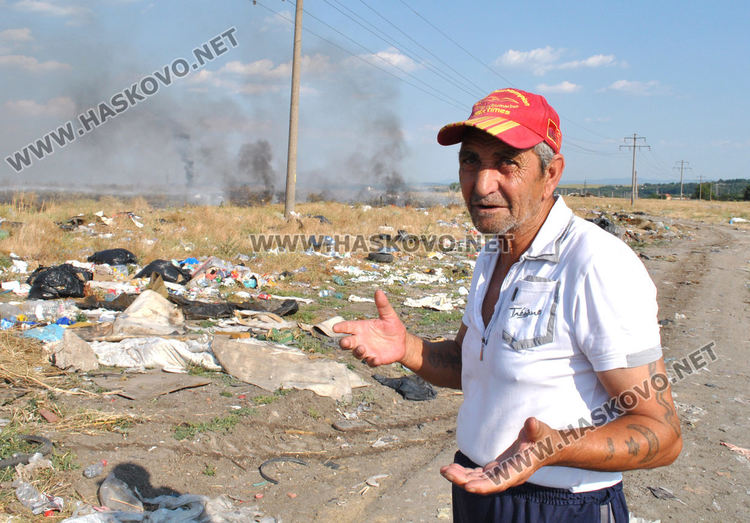 Пожар в незаконно сметище и сухи треви край „Република“ (видео)