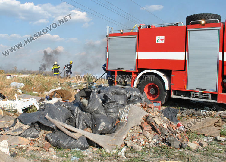 Пожар в незаконно сметище и сухи треви край „Република“ (видео)