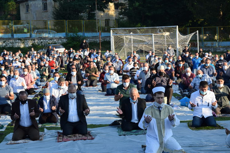 Стотици мюсюлмани се събраха на стадион „Юнак“, за да празнуват Курбан Байрам