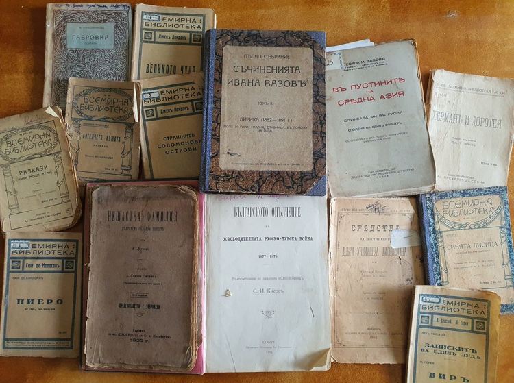 Дарение в хасковската библиотека на стари издания, сред които и от печатницата на Паскалев