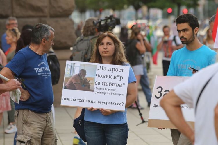 Напрежение на протеста: Полицията блокира бус с майки от "Системата ни убива" (видео)