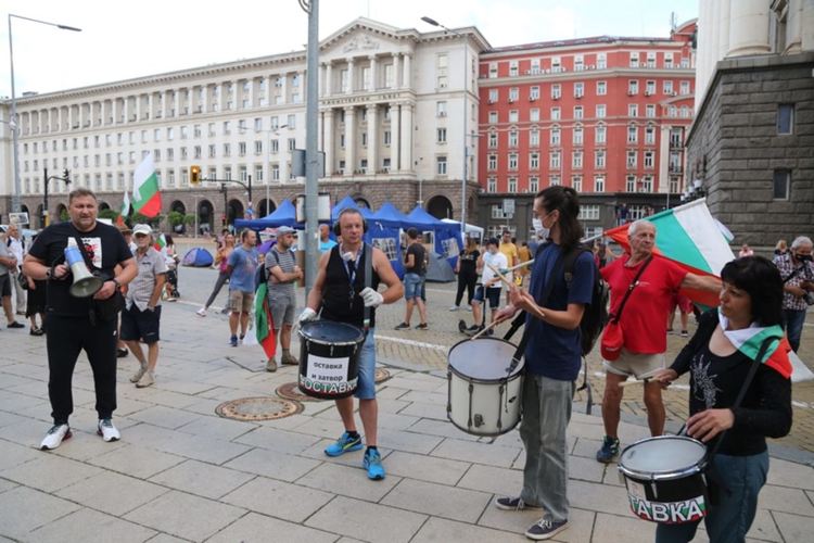 Напрежение на протеста: Полицията блокира бус с майки от "Системата ни убива" (видео)
