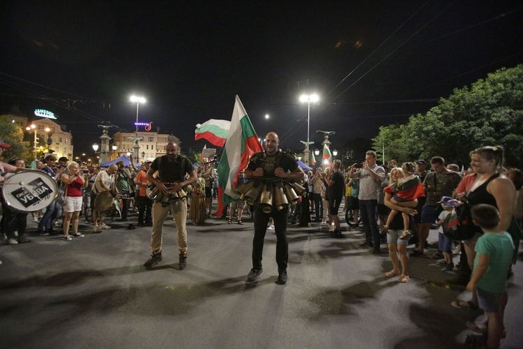 25-ата протестна вечер премина спокойно, блокадата остава