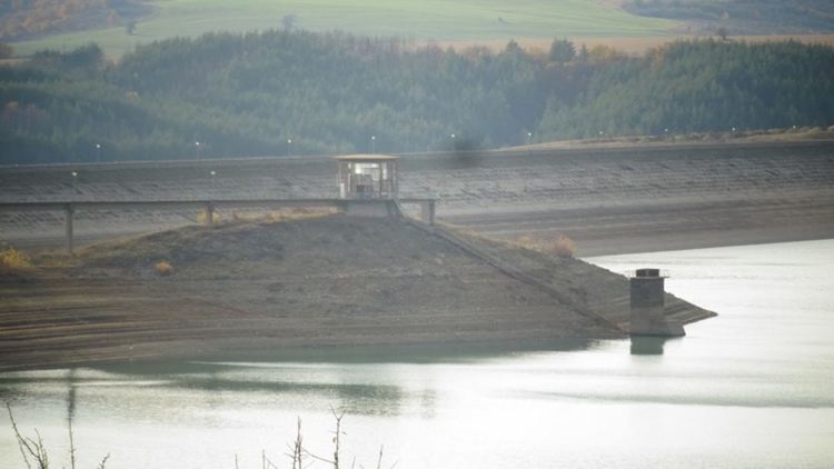 Язовир "Асеновец", който снабдява с питейна вода Сливен, е под половината от капацитета му