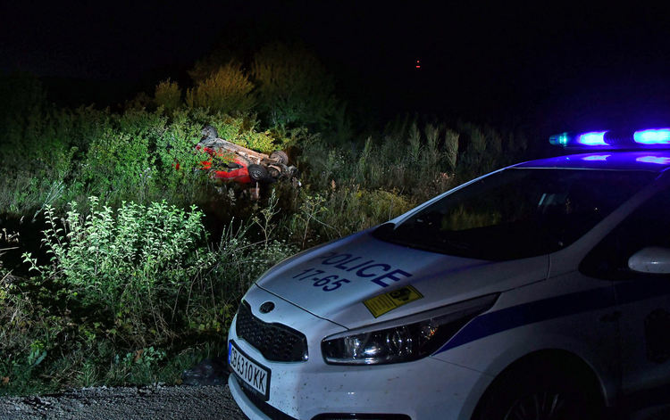 Влак блъсна автомобил на прелез