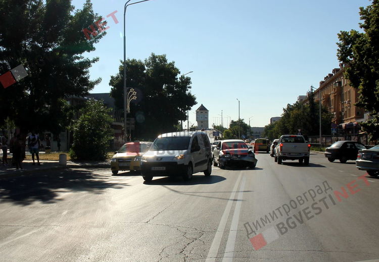 Фолксваген се натресе в Пежо в центъра на Димитровград