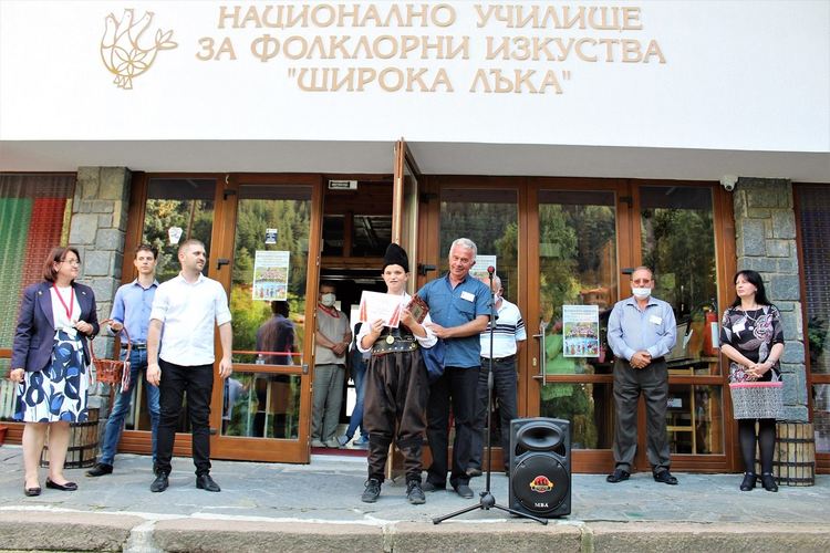 Ангел Згуровски - носител на Приз " С музиката на Дафо Трендафилов"от конкурса "Широка лъка пее, свири и танцува"