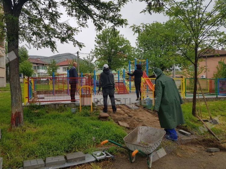 Спасителен екип премахна гнездо на оси от детска площадка в Кърджали