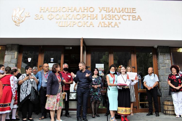 Пресиана Леонидова и Антония Кетенева, дарила народна носия