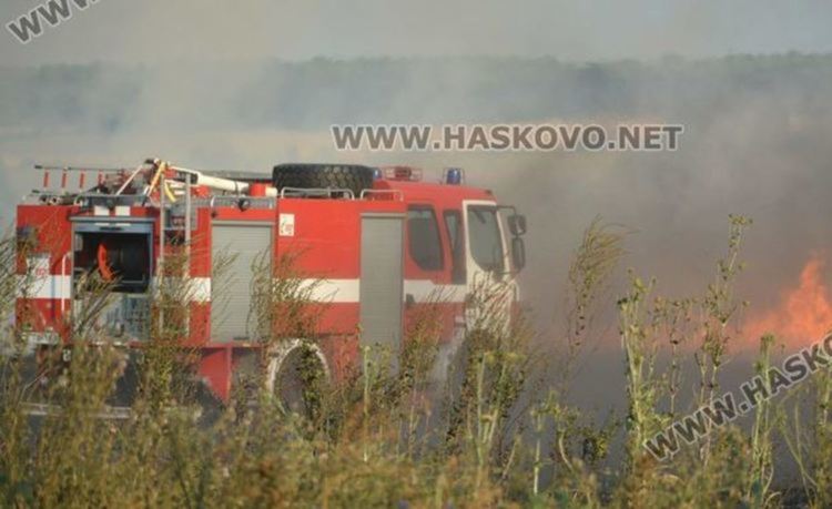 Пожари изпепелиха Опел, 430 бали слама и трактор с косачка