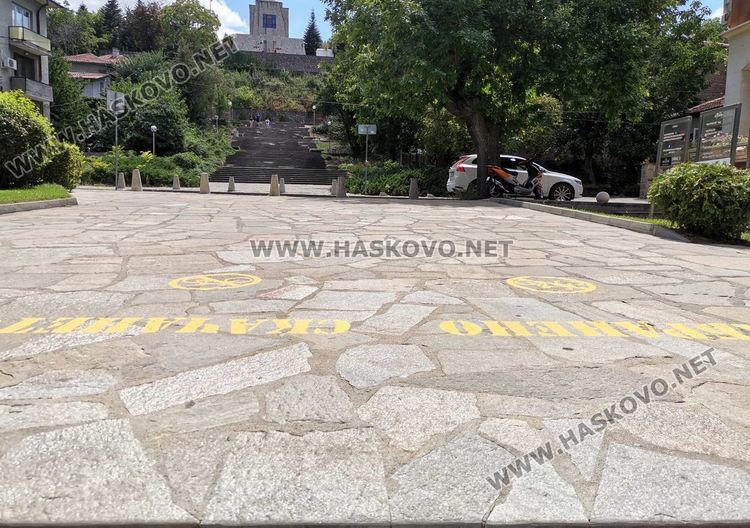 Забраниха скачането с велосипеди по стълбите под монумента „Света Богородица“