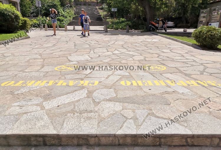 Забраниха скачането с велосипеди по стълбите под монумента „Света Богородица“