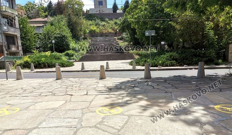 Забраниха скачането с велосипеди по стълбите под монумента „Света Богородица“