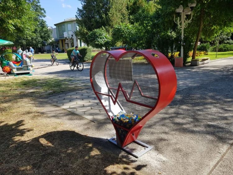 В центъра "затуптя" сърце за капачки 