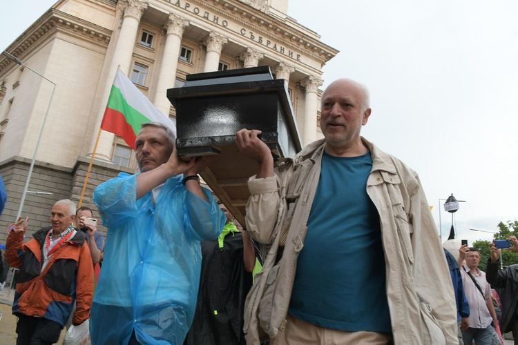  28 ден на протести: "Погребение на Борисовата диктатура" с тикви и тухли