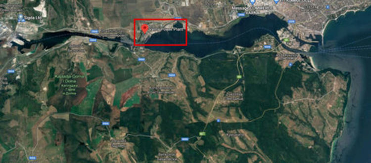   Сателитна снимка на двата плавателни канала, които предстои да бъдат удълбочени (вдясно), Варненското и Белославското езеро. Пристанището на ТЕЦ "Варна" е отбелязано в червено