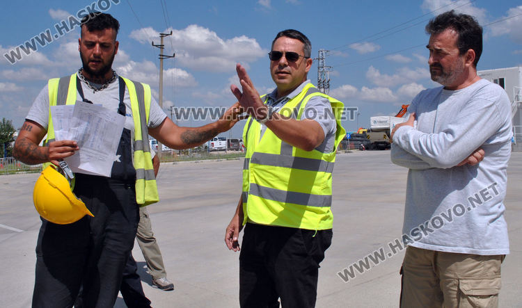 Христос Икономидис /в средата/, който отговаря за логистиката