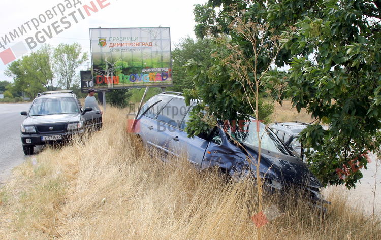 Фолксваген изхвърча от пътя на околовръстното на Димитровград, блъснат от Мерцедес