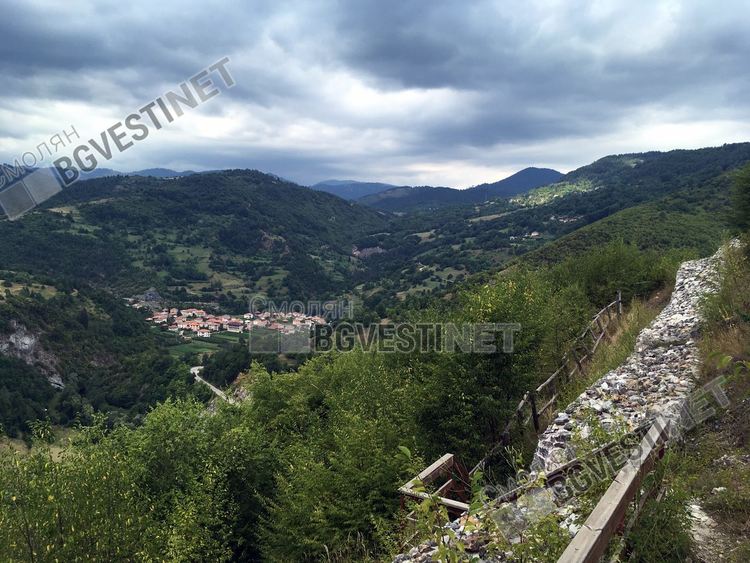 Уникалната екопътека към крепостта "Калето" над Кошница, любима за туристи, но се руши