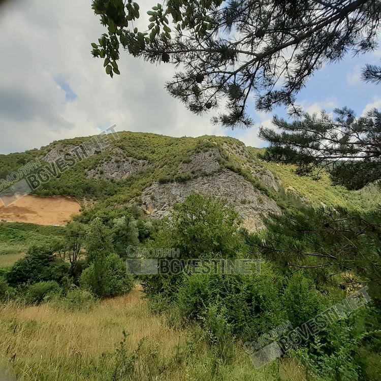 Археологическите разкопки откриха свидетелства за използването на върха с Проходната пещера като скално светилище, превърнато и в укрепление още през енеолитната епоха (V-ІV хил. пр.Хр.).