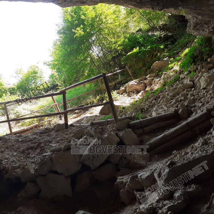 Уникалната екопътека към крепостта "Калето" над Кошница, любима за туристи, но се руши