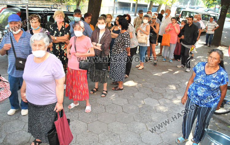 Опашка пред пощата в Хасково в първия ден за изплащане на пенсии