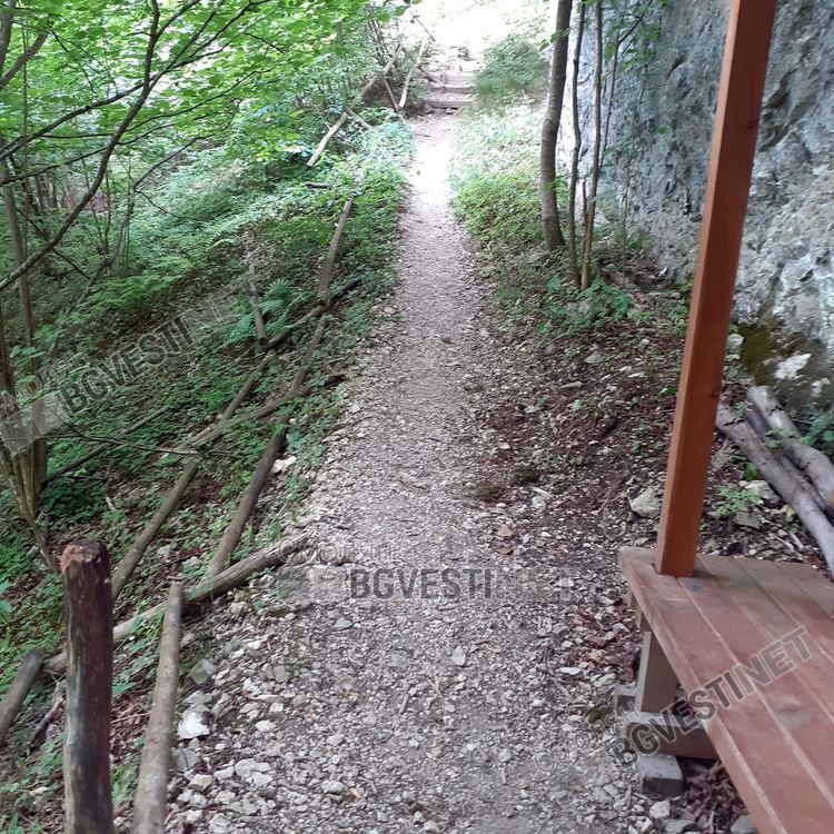 Уникалната екопътека към крепостта "Калето" над Кошница, любима за туристи, но се руши