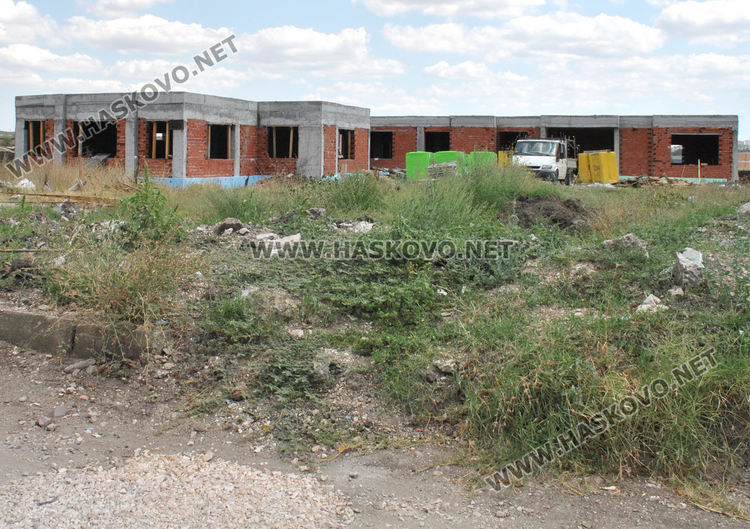 Кола е блокирана в гараж заради шахта и строителство към обект в „Болярово“