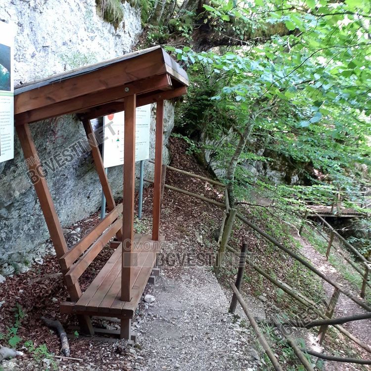 Уникалната екопътека към крепостта "Калето" над Кошница, любима за туристи, но се руши