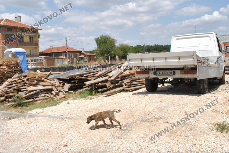 Кола е блокирана в гараж заради шахта и строителство към обект в „Болярово“